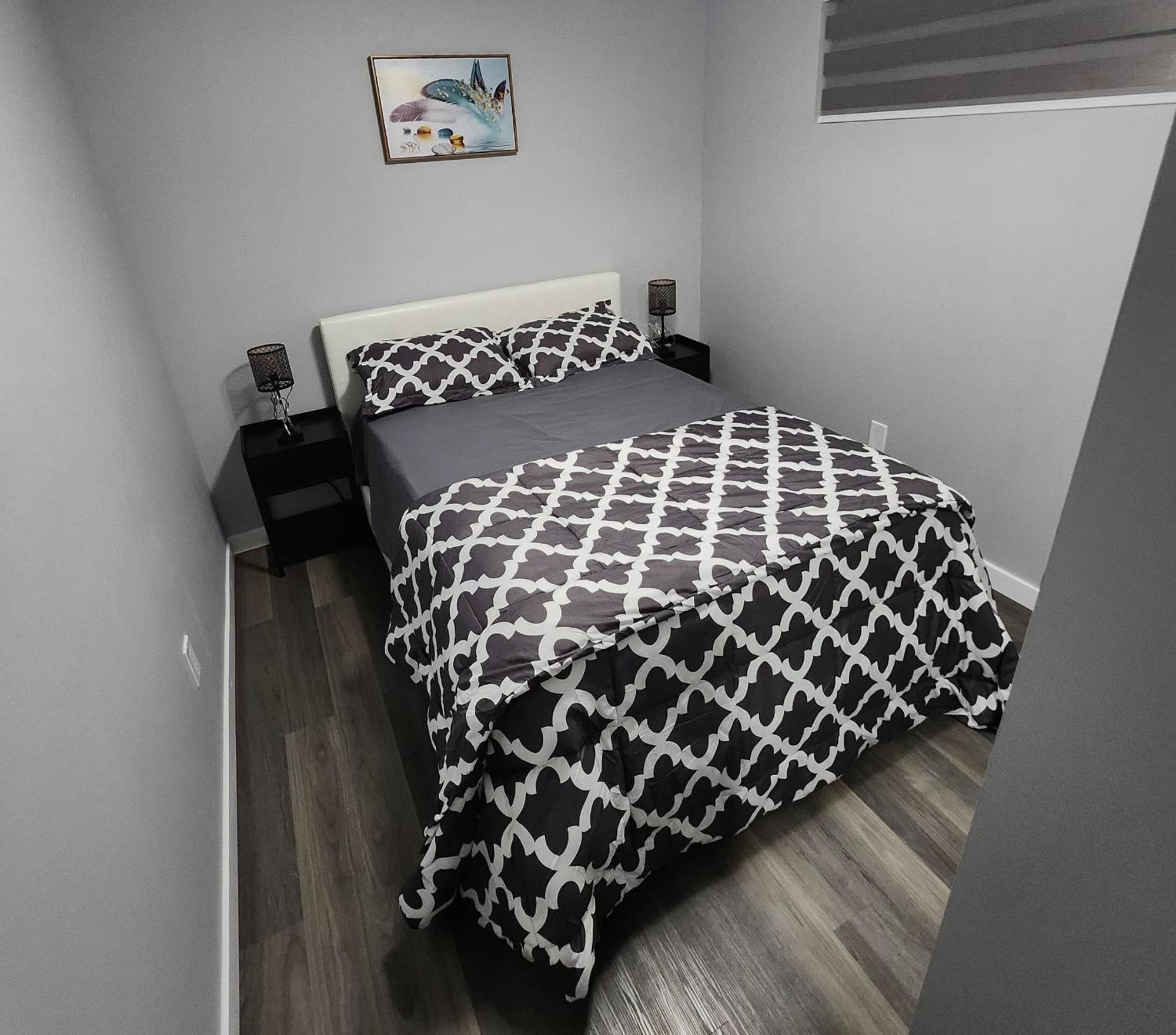 Entire Basement Suite With Private Entrance Виннипег Экстерьер фото