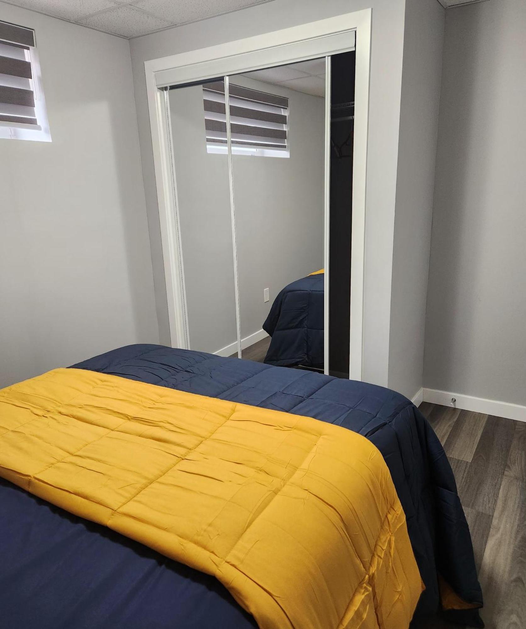 Entire Basement Suite With Private Entrance Виннипег Экстерьер фото